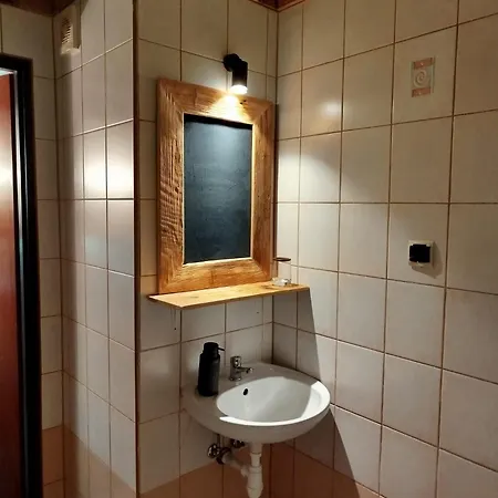 Wilcze Schronisko Hostel *