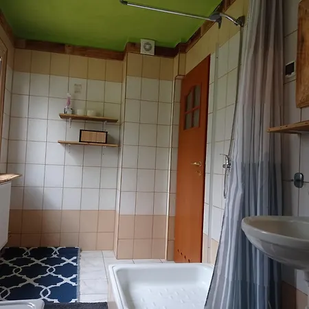 Wilcze Schronisko Hostel *