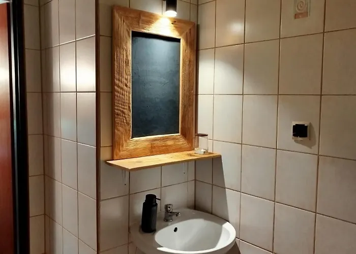 Wilcze Schronisko Hostel *